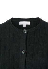 Ciemnozielony kardigan w splot kardiganowy z okrągłym dekoltem, z dwoma czarnymi guzikami i metką wskazującą rozmiar mały. Miękka tekstura.