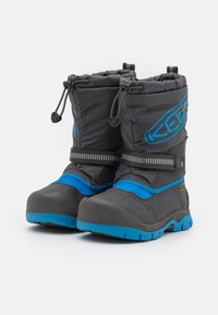 Zwarte en blauwe geïsoleerde winterlaarzen met een gevoerde bovenkant, verstelbaar trekkoord en rubberen zolen, met een band voor extra ondersteuning.