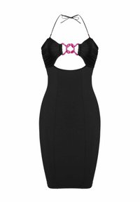 Schwarzes, figurbetontes Halterkleid mit ausgeschnittenem Brustbereich und pinkem Kettenakzent an der Brust.