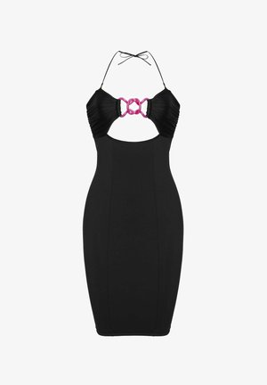 Robe ajustée noire à encolure halter avec détail découpé au niveau de la poitrine et accent en chaîne rose au niveau du buste.