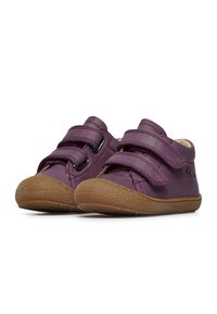 Scarpe per bambini in pelle viola con due cinturini in velcro, suole in gomma flessibile e dettagli testurizzati sulla punta per una migliore presa.