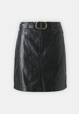 Must have faux nahk seelik koos struktureeritud silueti, nähtavate õmblustega ja suure kuldse pandlaga vööga. Omab küljetaskuid ja sujuvat tekstuuri.