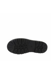 Suela de goma negra con surcos profundos y anchos y patrones de agarre, diseñada para calzado de exterior o de uso intensivo.