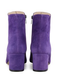 Stivaletti alla caviglia in suede viola con tacco a blocco, dotati di zip sul retro, texture liscia e design a punta arrotondata.