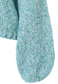 Helleblaue gestrickte Wollschal mit einem geschlungenen, strukturierten Muster auf weißem Hintergrund.