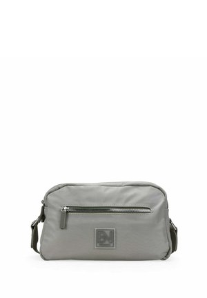 Bolso bandolera pequeño gris con bolsillo delantero con cremallera, correa ajustable y parche con el logo BN centrado debajo de la cremallera.