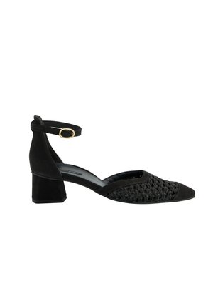 Schwarzer Schuh mit niedrigem Blockabsatz, geschlossenem gewebtem Zehenbereich, Knöchelriemen und goldener Schnalle auf weißem Hintergrund.