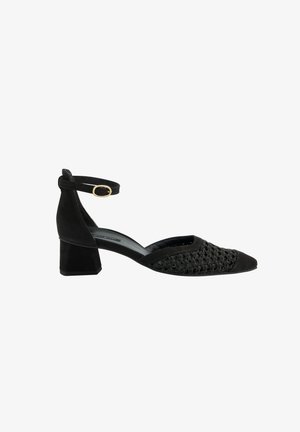 Chaussure noire à petit talon carré, bout fermé tissé, bride à la cheville et boucle dorée sur fond blanc.