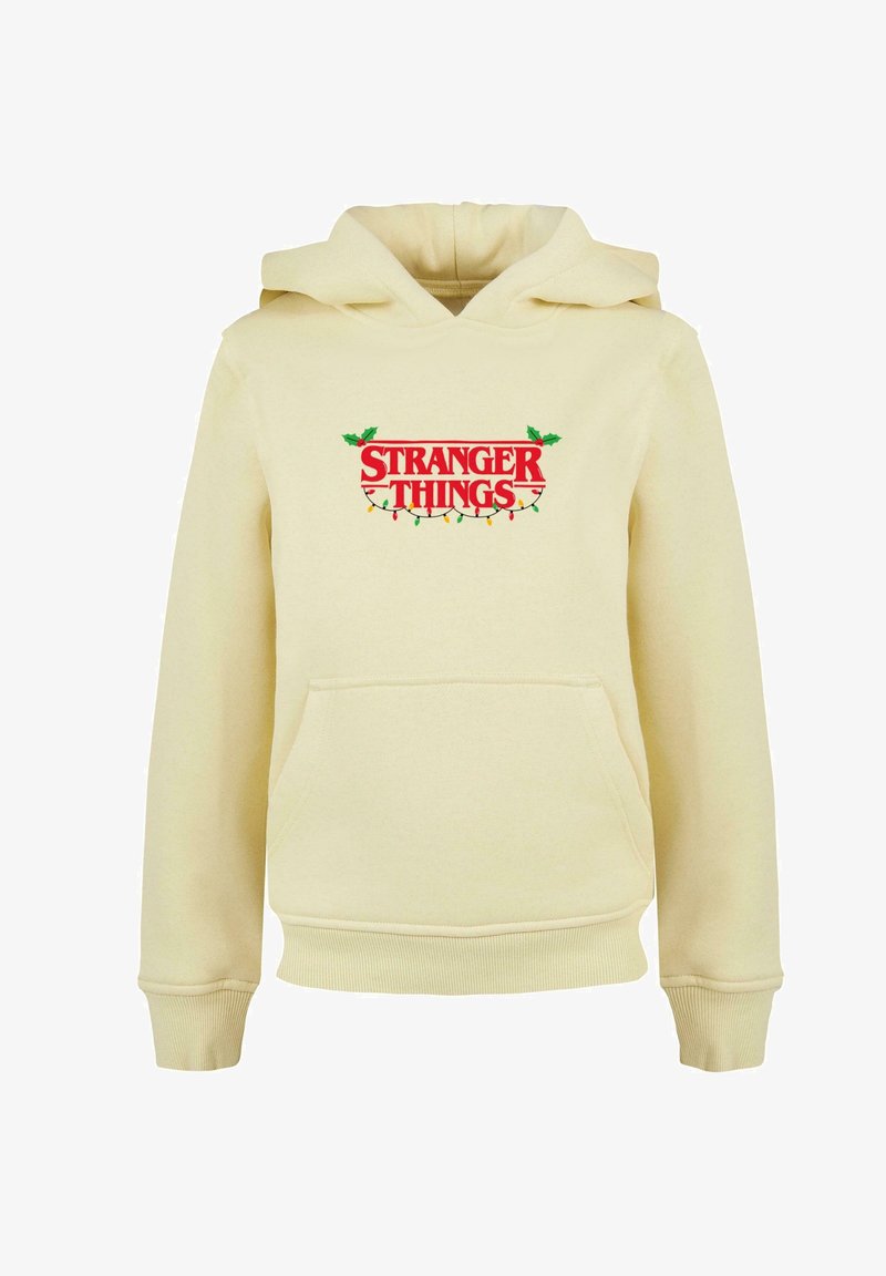 Sudadera con capucha amarilla que presenta el logo de "STRANGER THINGS" en rojo, adornada con detalles verdes y luces coloridas, con un bolsillo frontal.