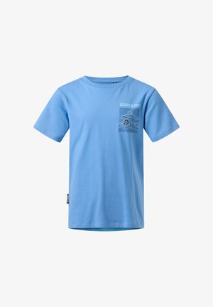 Dreng med kort mørkt hår iført en grå lynlås-hættetrøje, blå grafisk t-shirt, blå jeans og hvide sneakers med sorte striber.