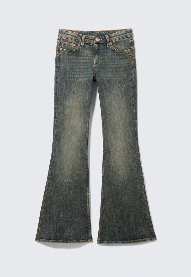 Dżinsy dzwony w średnim, niebieskim odcieniu z efektem przecierania, posiadające pięć kieszeni oraz przeszycia na pasku i szwach.