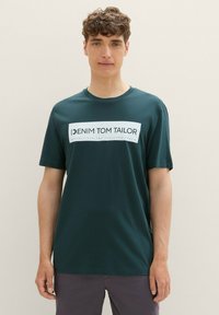 TOM TAILOR DENIM LOGO - Tričko s potlačou - dark gable green