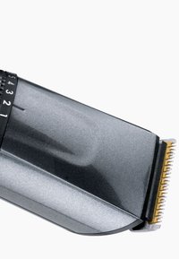 Elektrisk hårtrimmer med justerbar lengdevalg satt til 1, med metallisk grå kropp og skarpe bladtenner i gullfarge.