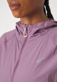 ASICS ROAD PACKABLE JACKET - Windbreaker - dusty mauve
