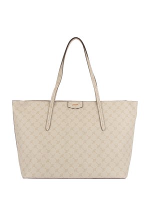 Beige Tragetasche mit langen Griffen und dezentem Monogramm-Muster, mit einem kleinen, zentrierten Logo-Patch unter dem Reißverschluss.