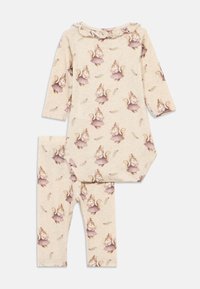 Conjunto de pijamas de duas peças para crianças em tecido suave e creme com um padrão repetido de esquilos e flores. Mangas longas com gola franzida.