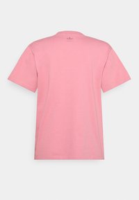 Rosa bomull T-shirt med rund hals och korta ärmar. Har en subtil logotyp på den övre delen av ryggen. Slät yta, avslappnad design.