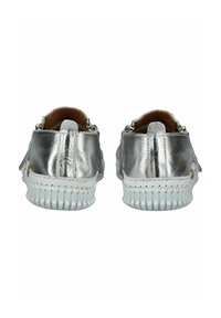 Scarpe metallizzate argento con finitura testurizzata, suola in gomma bianca e dettagli cuciti. Presentano un gancio a pull sul retro e una chiusura laterale regolabile.