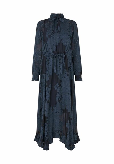 Robe midi bleu foncé à manches longues avec texture florale, col montant avec lien, taille cintrée avec ceinture et ourlet à volants sur fond blanc.