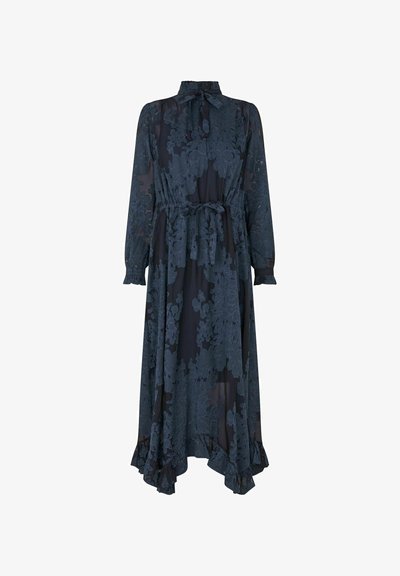 Robe midi bleu foncé à manches longues avec texture florale, col montant avec lien, taille cintrée avec ceinture et ourlet à volants sur fond blanc.