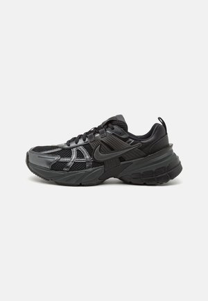 V2K RUN - Sneaker low - black/dark smoke grey/anthracite