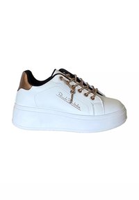 Sneaker piattaforma bianca con finitura in pelle liscia, occhielli dorati e lacci decorativi. Interno nero e accenti metallici dorati sul tallone.