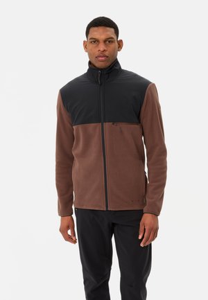 Veste en polaire avec une partie inférieure marron et une partie supérieure noire, dotée d'une poche zippée et d'un col montant.