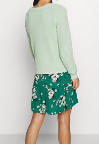 VILA Stickad tröja - light green