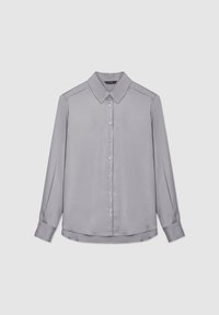 Blusa grigia in satin a maniche lunghe con colletto a punta, apertura frontale con bottoni e polsini, con una texture pulita e liscia e una forma affusolata.