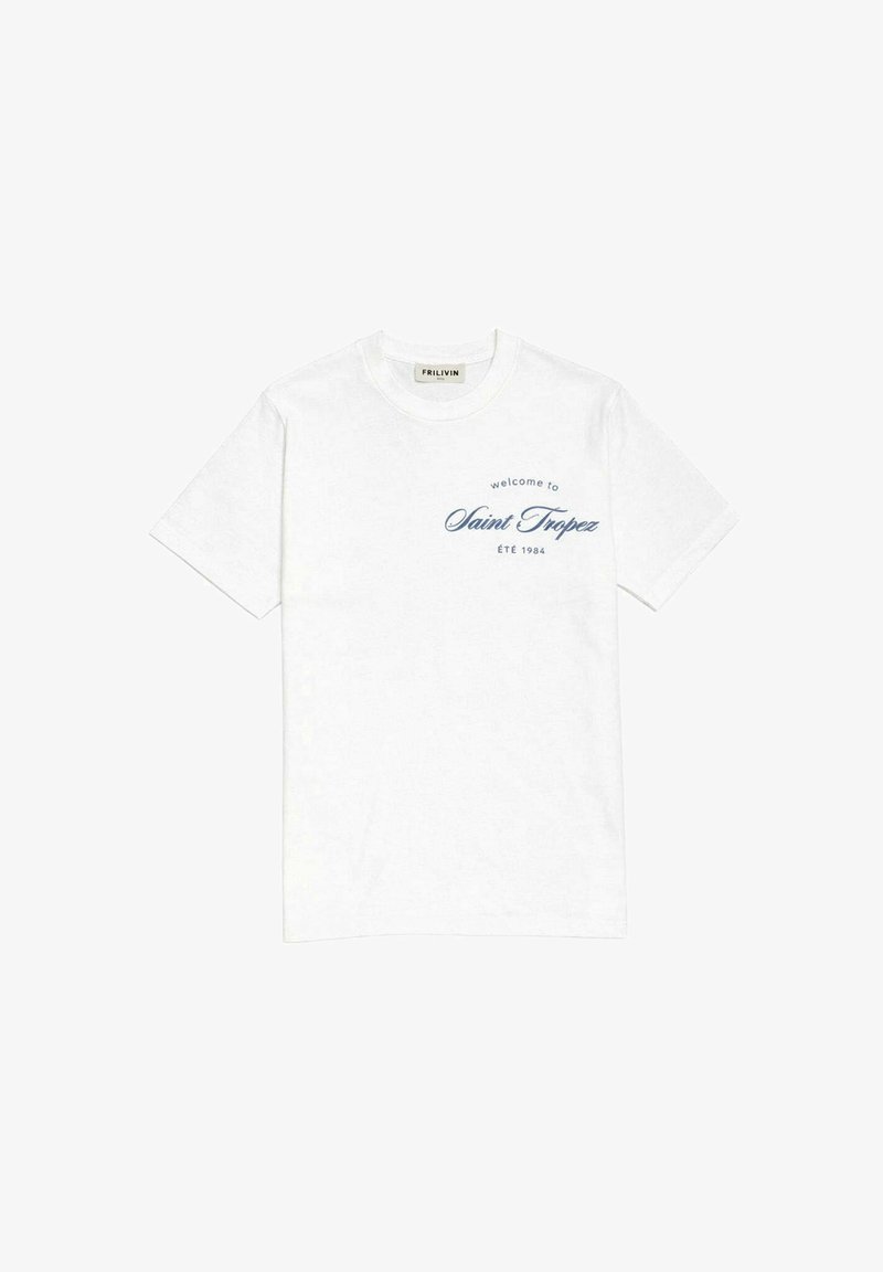 T-shirt blanc col rond avec texte bleu "welcome to Saint Tropez ÉTÉ 1984" sur la poitrine gauche, manches courtes, et une étiquette de la marque Frilivin à l'intérieur du col.