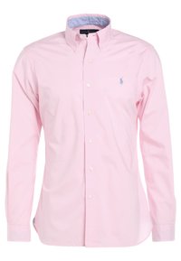 Ljust rosa långärmad skjorta med knappstängning och krage, samt blå insida på kragen. Har en liten blå broderad logga på bröstet.