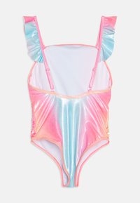 Énstkapsuit med iriserende rosa og blått stoff, volanger på skulderstroppene og sidesmykker. Har en glansfull tekstur.