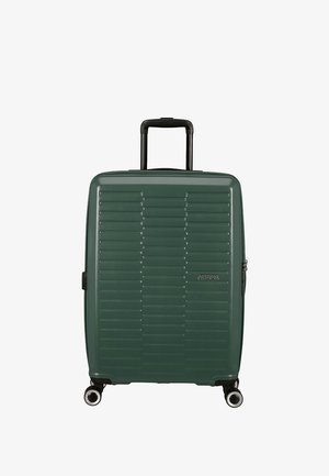 Valigia rigida verde con scanalature orizzontali, quattro ruote, maniglia nera retrattile e logo "American Tourister" sul davanti.