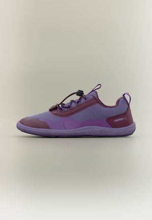 Chaussure de sport violette en tissu mesh, lacets élastiques avec embouts et semelle texturée, conçue pour une utilisation extérieure ou décontractée.