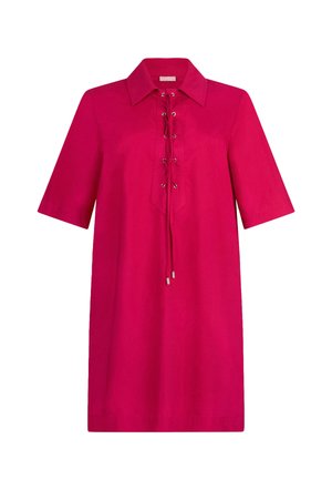 Robe rose vif arrivant aux genoux, avec manches courtes, col pointu, et détail à l'avant avec lacets, œillets métalliques et extrémités à pompons.