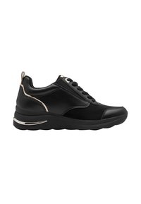 Μαύρο χαμηλό sneaker με κορδόνια μπροστά, επενδυμένο κολάρο και μεταλλική λεπτομέρεια στη σόλα, εμφανίζεται από το πλάι σε λευκό φόντο.