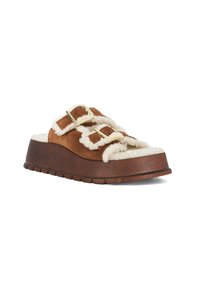 Bruine suède slidesandalen met fluffy witte voering, dubbele gouden gespen, dikke gestructureerde bruine zool en een gevormde vorm voor comfort.
