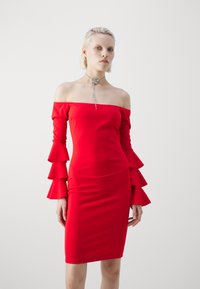 Rød av-shoulder kjole med lange, volang ermer og en tettsittende silhuett. Glatt stoff og knelang design. Enkel sølv choker tilbehør.
