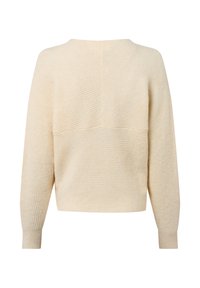 Beige gestrickter Pullover in boxy Form, mit gerippten Bündchen und einem strukturierten Muster, sichtbaren Nähten und einem weiten Halsausschnitt hinten.