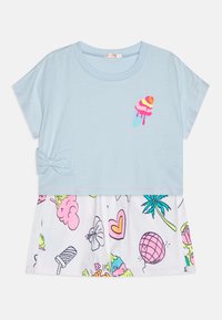 Ljusblå t-shirt med kort ärm och glasstryck på bröstet, med en vit nedre del dekorerad med färgglada tecknade mönster.