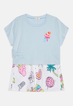 T-shirt de manga curta azul clara com estampado de gelado no peito, apresentando uma parte inferior branca decorada com padrões coloridos de cartoons.