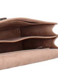 Borsa a tracolla in suede beige con due scomparti principali, texture morbida, bordi armoniosamente sagomati e un divisore centrale per organizzazione.