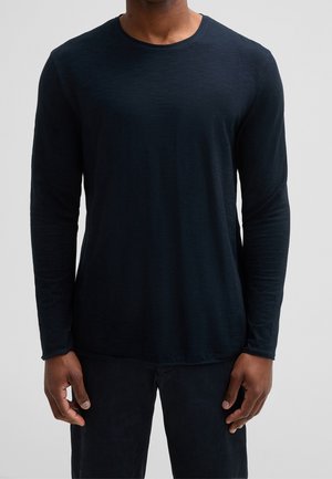 Sort langærmet T-shirt lavet af let, tekstureret stof med rund halsudskæring, med en lige kant og tætsiddende ærmer.