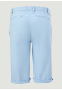 Lichtblauwe shorts van gladde stof, met een opgerolde zoom, twee achterzakken en een tailleband met riemlussen.