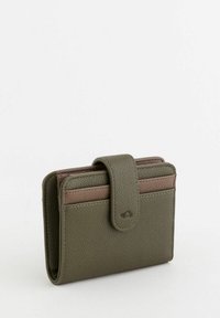 Portefeuille en cuir vert avec une finition texturée, doté d'une fermeture à rabat et de plusieurs emplacements pour cartes de différentes teintes de marron.