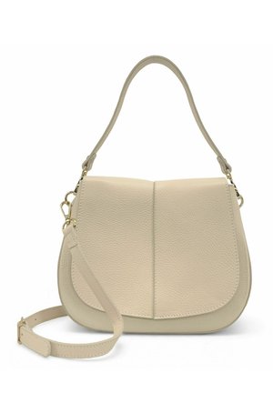 Sac à bandoulière en cuir beige avec rabat incurvé, fermoirs dorés et sangle amovible et réglable sur fond blanc.