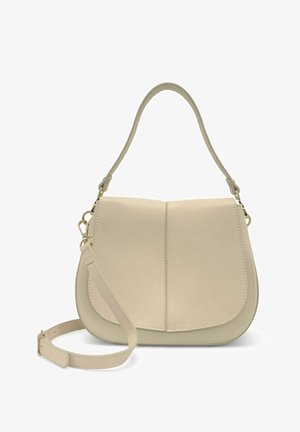 Sac à bandoulière en cuir beige avec rabat incurvé, fermoirs dorés et sangle amovible et réglable sur fond blanc.