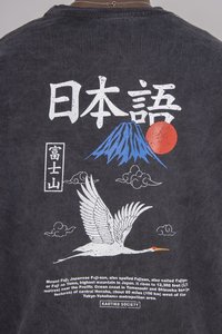 Fekete pamut póló, fehér és kék grafikákkal a Fuji hegyéről, egy daruval és japán szöveggel, piros nap háttérrel. Textúrált anyag.
