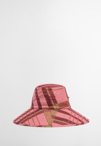 Chapéu de balde rosa com padrão xadrez em verde e marrom, feito de material leve, com uma aba larga e inclinada para baixo.