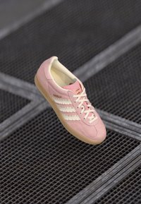 Unselected, mauve/cream white